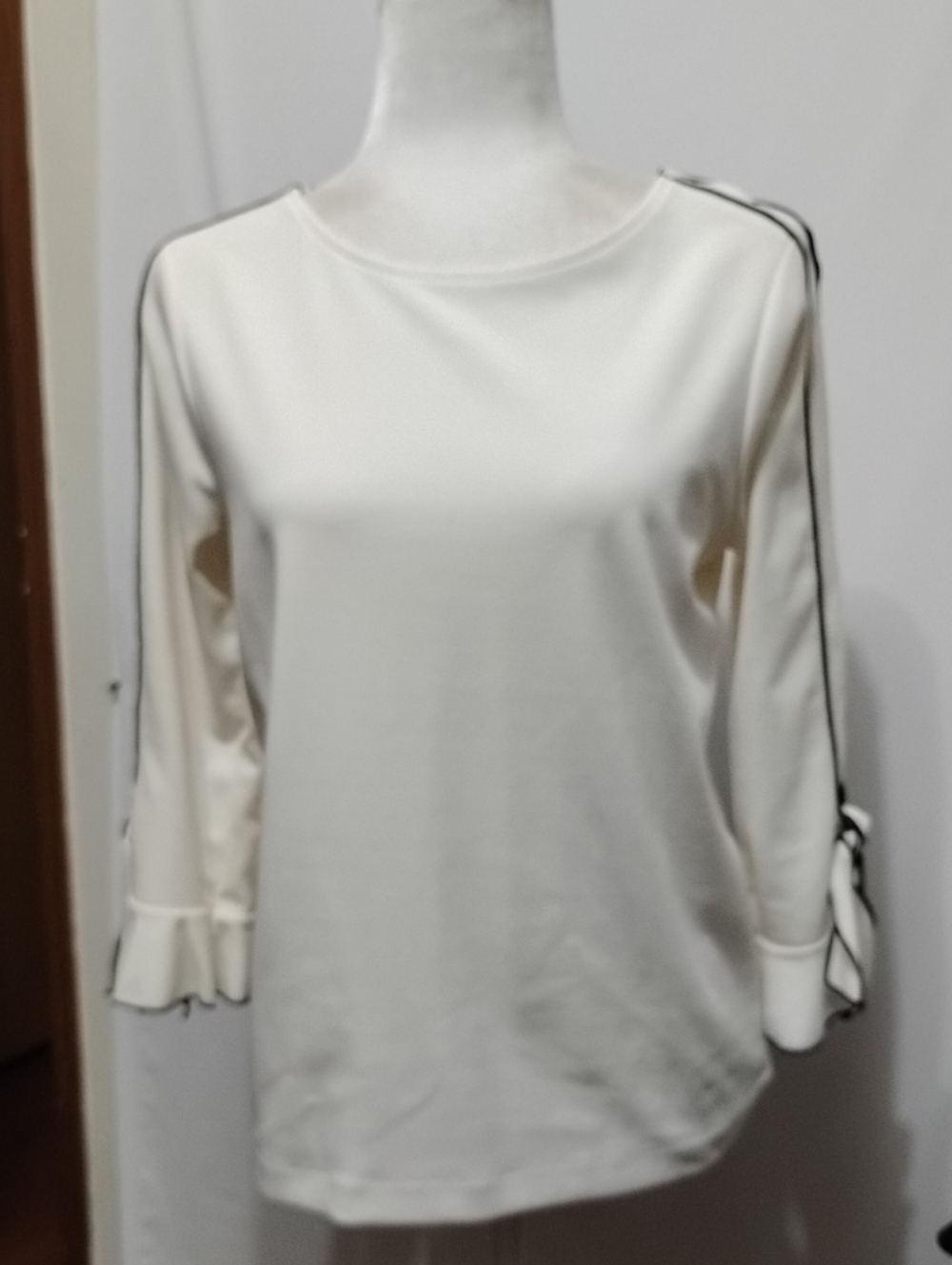 Chico's Knit Piped Sleeve Women's Cream Long-Sleeve Ruffle Cuff Top